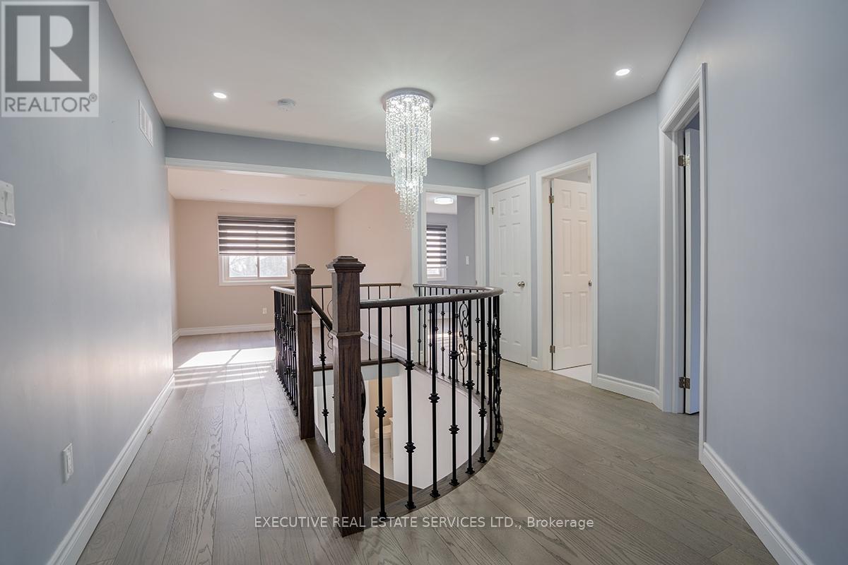 Photo 22 of 46 Willowbrook Drive, Whitby ON