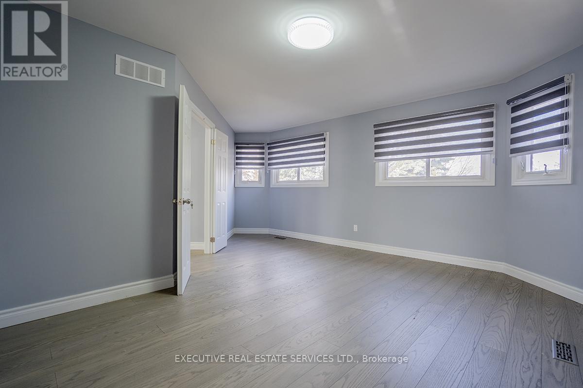 Photo 26 of 46 Willowbrook Drive, Whitby ON