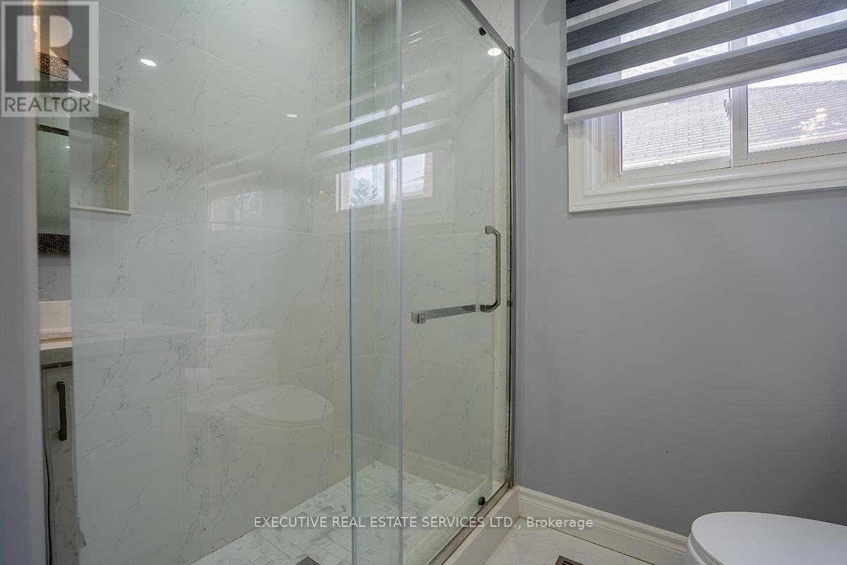 Photo 24 of 46 Willowbrook Drive, Whitby ON