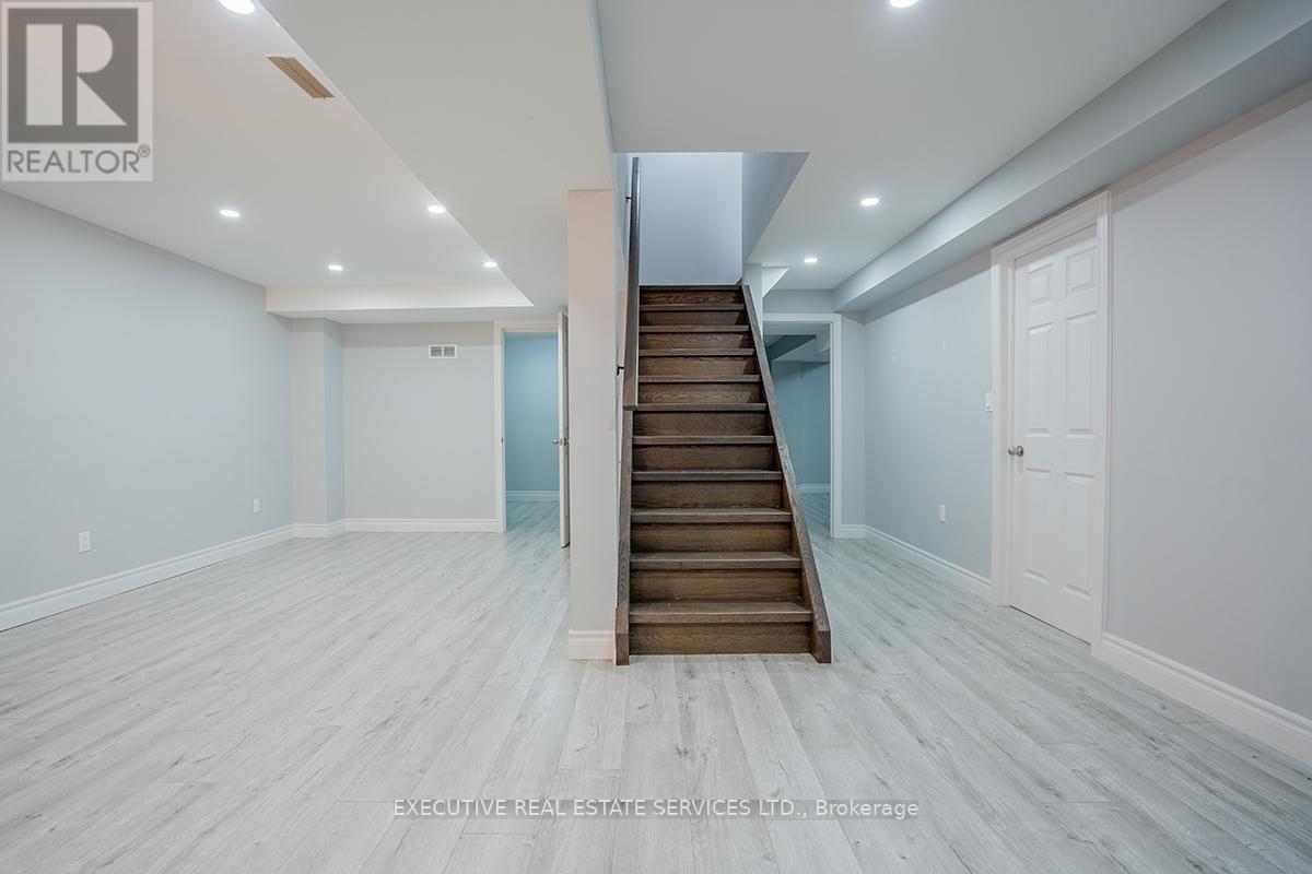 Photo 31 of 46 Willowbrook Drive, Whitby ON