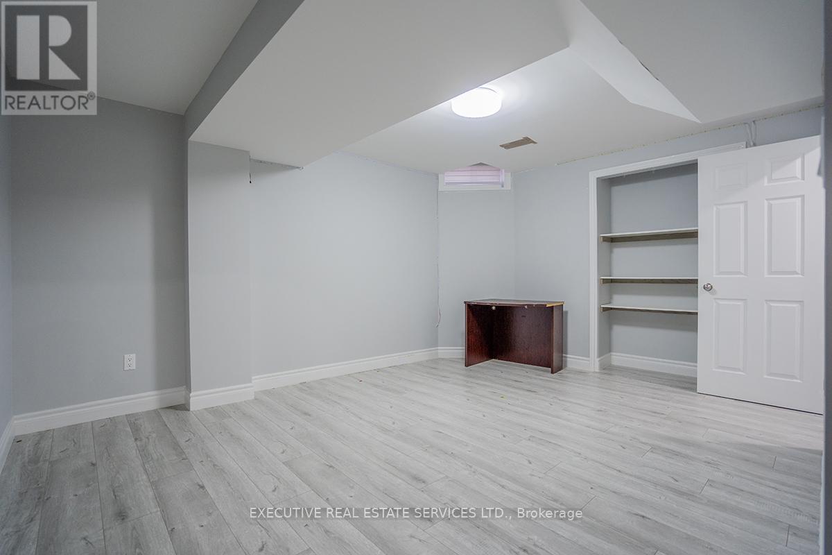 Photo 34 of 46 Willowbrook Drive, Whitby ON