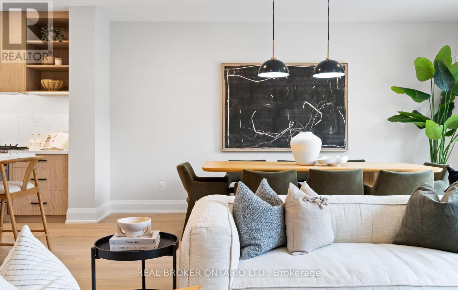 Photo 25 of 94 Prince Edward Drive S, Toronto ON