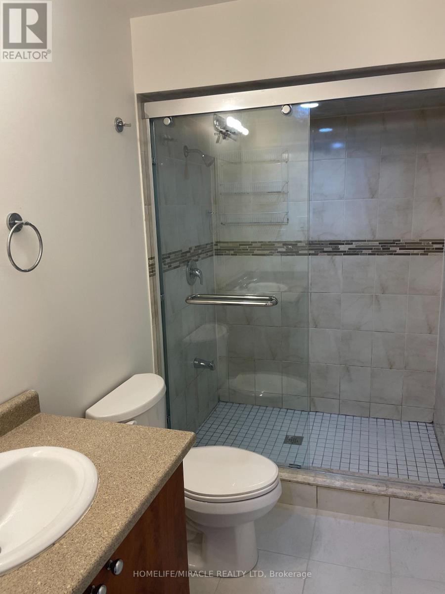 Photo 11 of 28 Aylesbury Drive, Brampton ON