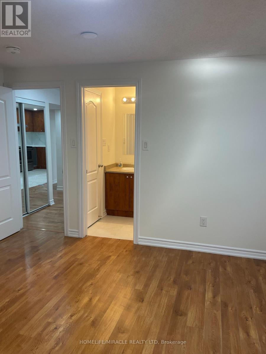 Photo 12 of 28 Aylesbury Drive, Brampton ON