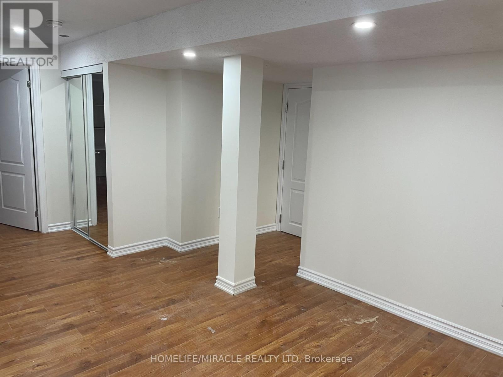Photo 16 of 28 Aylesbury Drive, Brampton ON