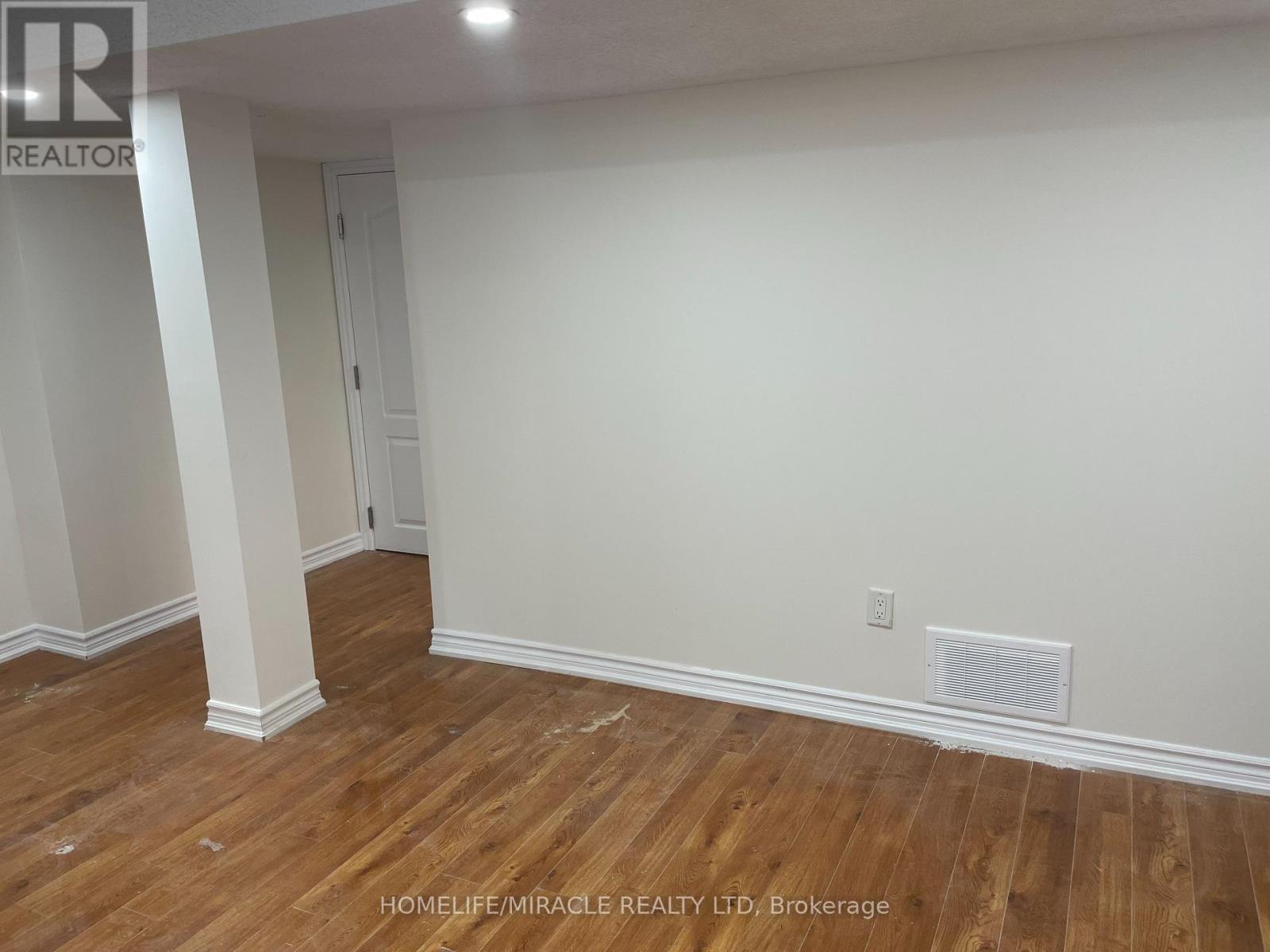 Photo 17 of 28 Aylesbury Drive, Brampton ON