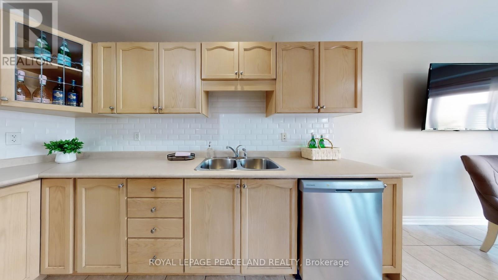 Photo 12 of 16 Lealinds Road, Vaughan ON