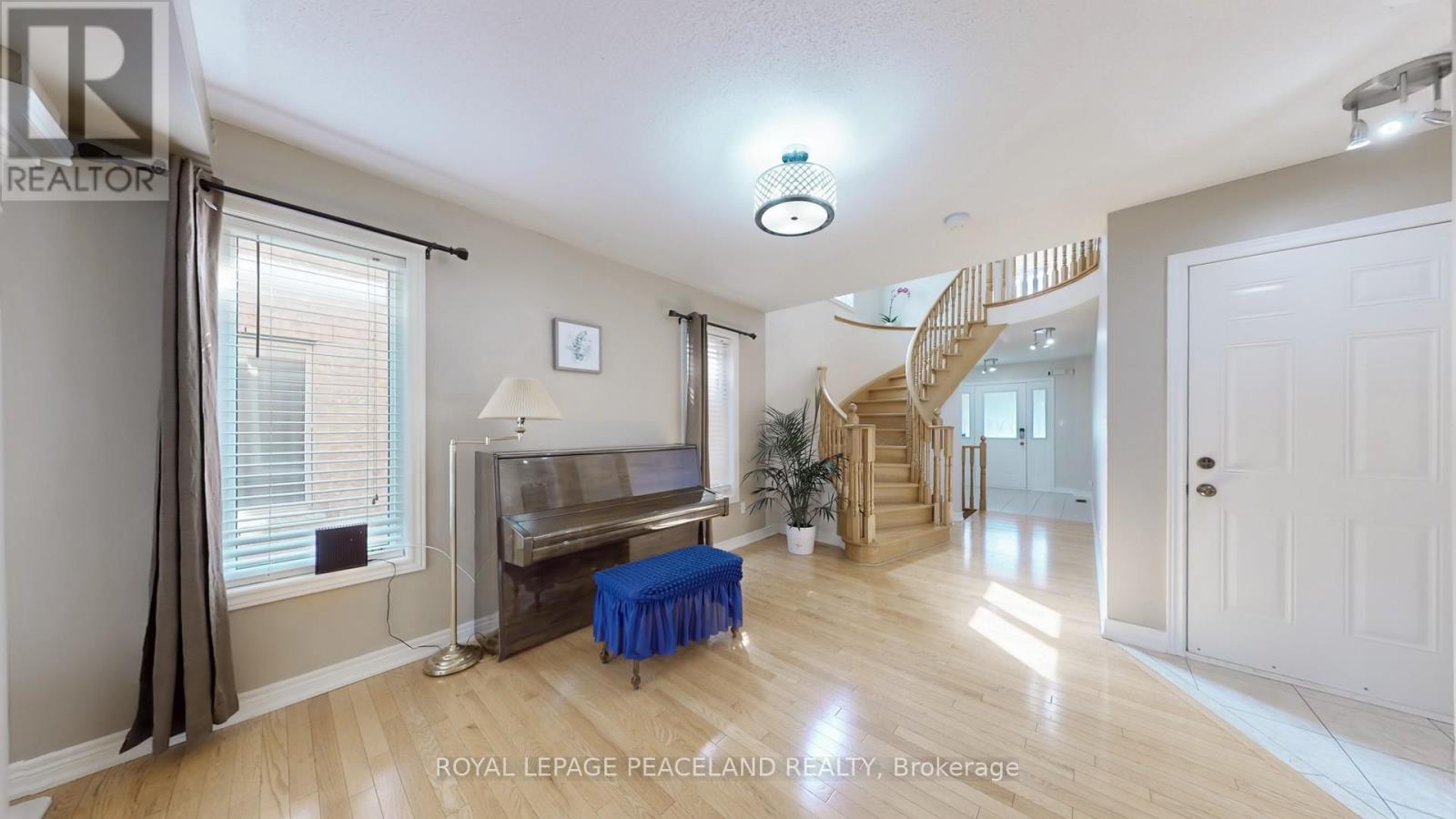 Photo 8 of 16 Lealinds Road, Vaughan ON