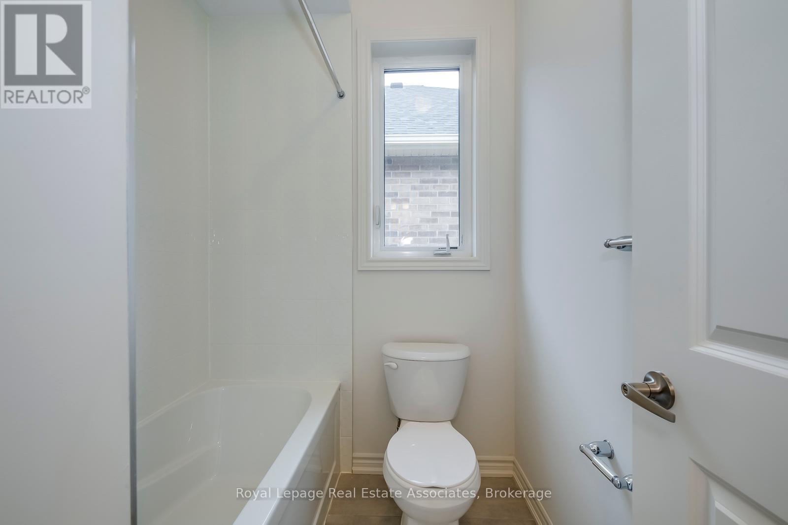 Photo 2 of 89 Bluebird Boulevard, Adjalatosorontio ON