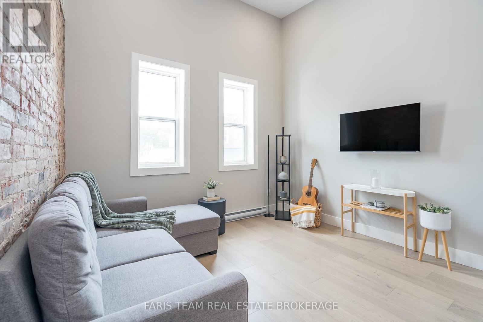 Photo 21 of 102 Main Street, Penetanguishene ON