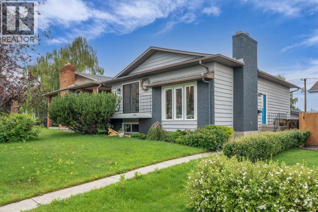 Single Family House 4 Level for Sale in  Bermuda Way NW Beddington Heights Calgary 
