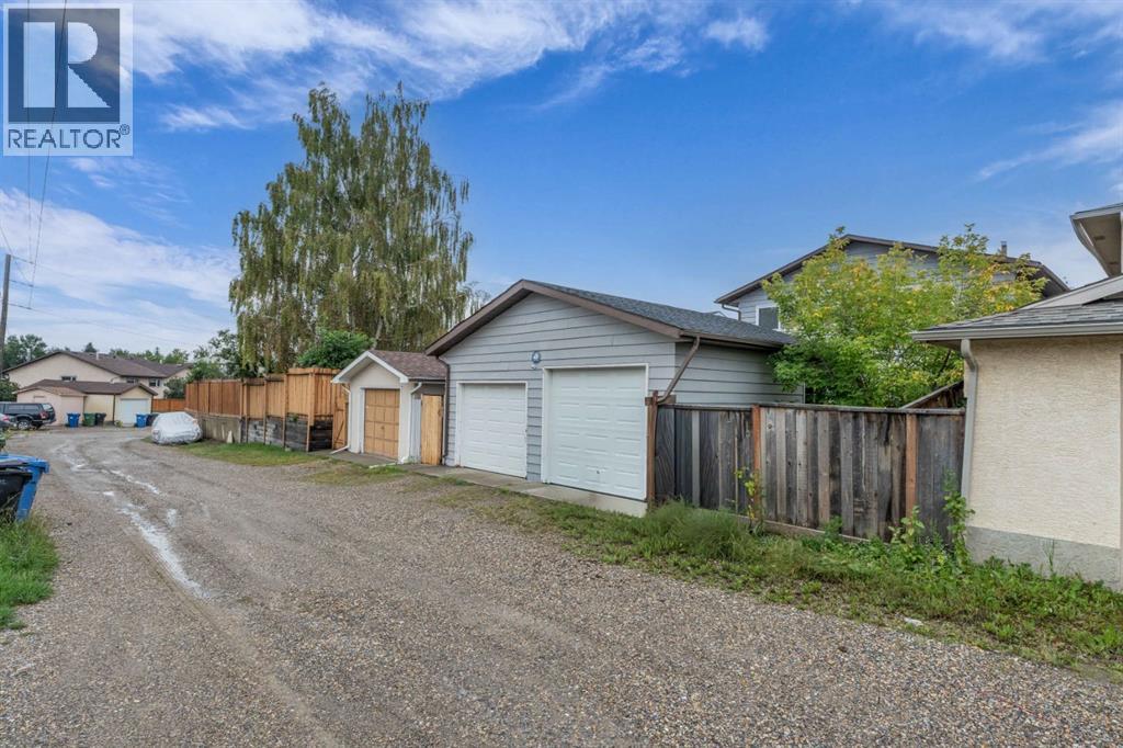 Single Family House 4 Level for Sale in  Bermuda Way NW Beddington Heights Calgary 