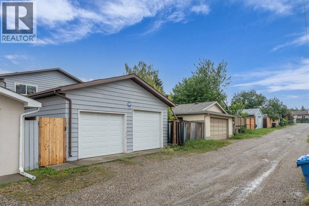 Single Family House 4 Level for Sale in  Bermuda Way NW Beddington Heights Calgary 
