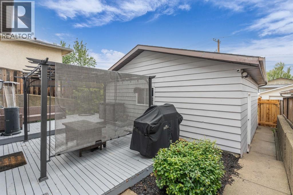 Single Family House 4 Level for Sale in  Bermuda Way NW Beddington Heights Calgary 