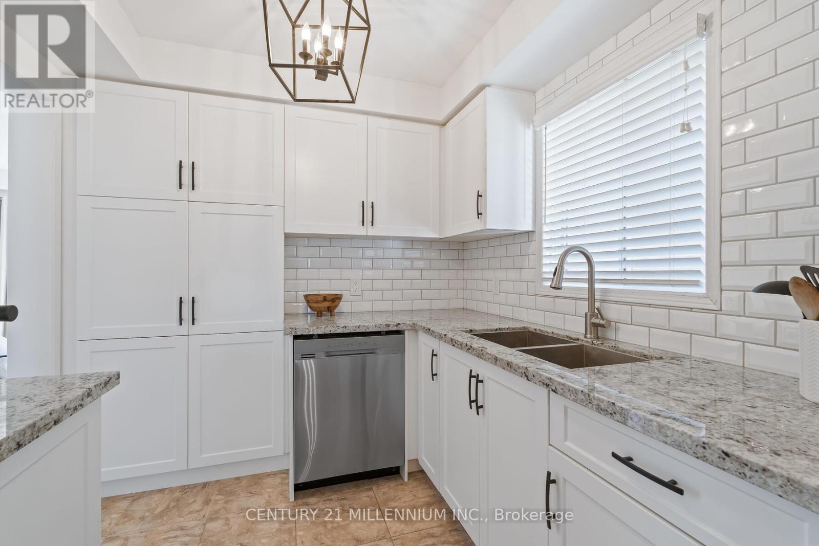 Photo 8 of 506 Taylor Crescent, Burlington ON