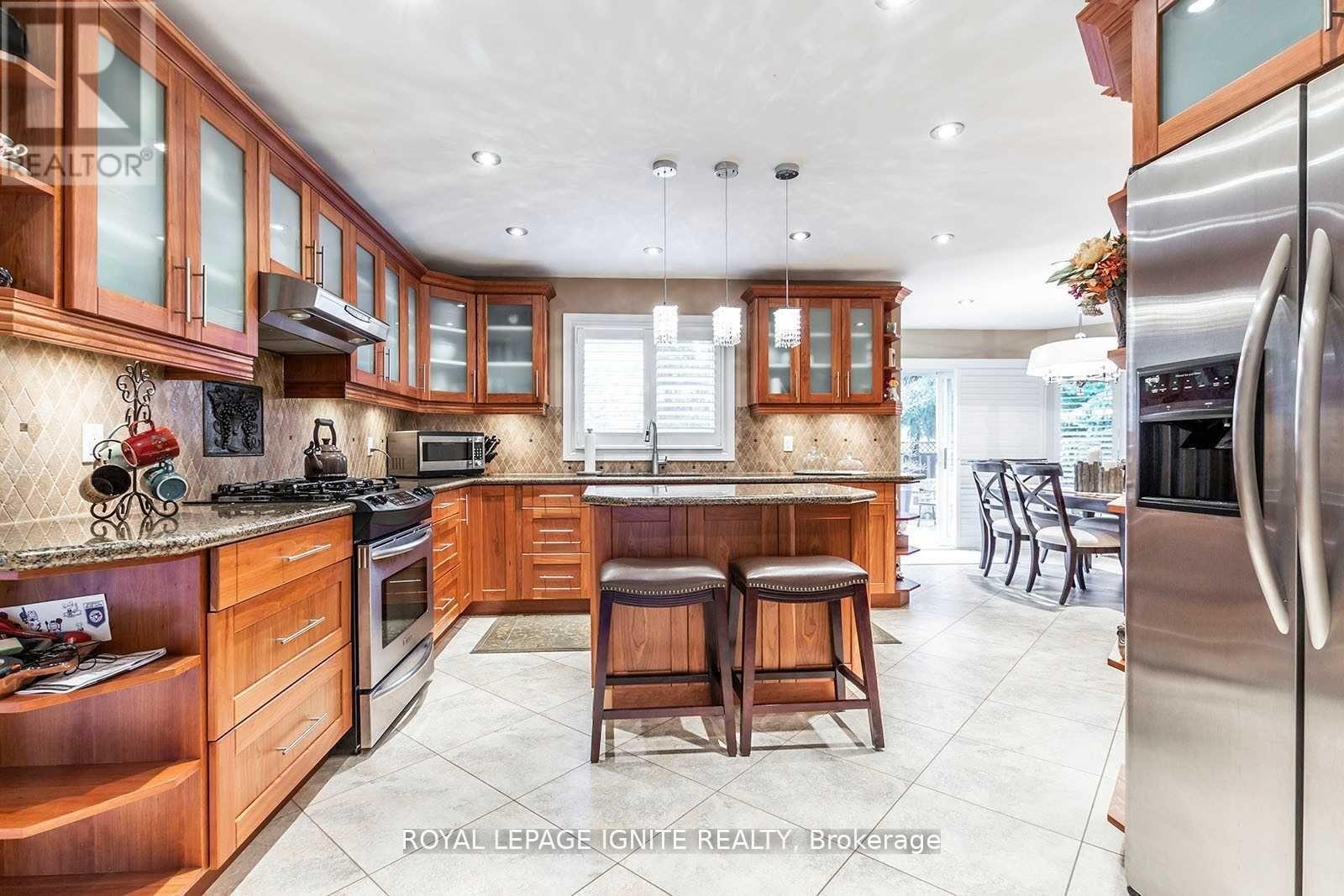 Photo 8 of 16 Chalmers Court, Brampton ON