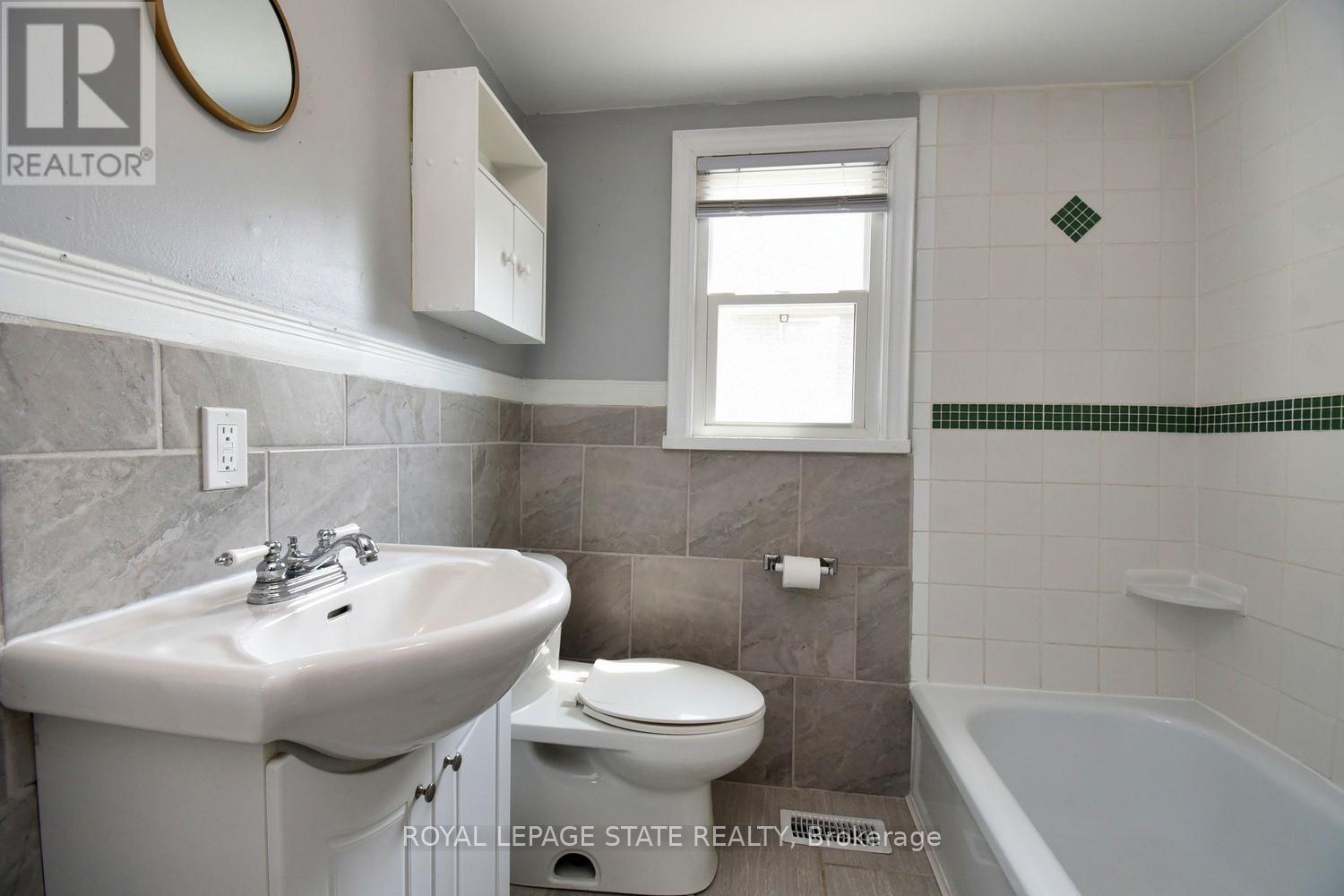 Photo 24 of 120 Clara Street, Thorold ON
