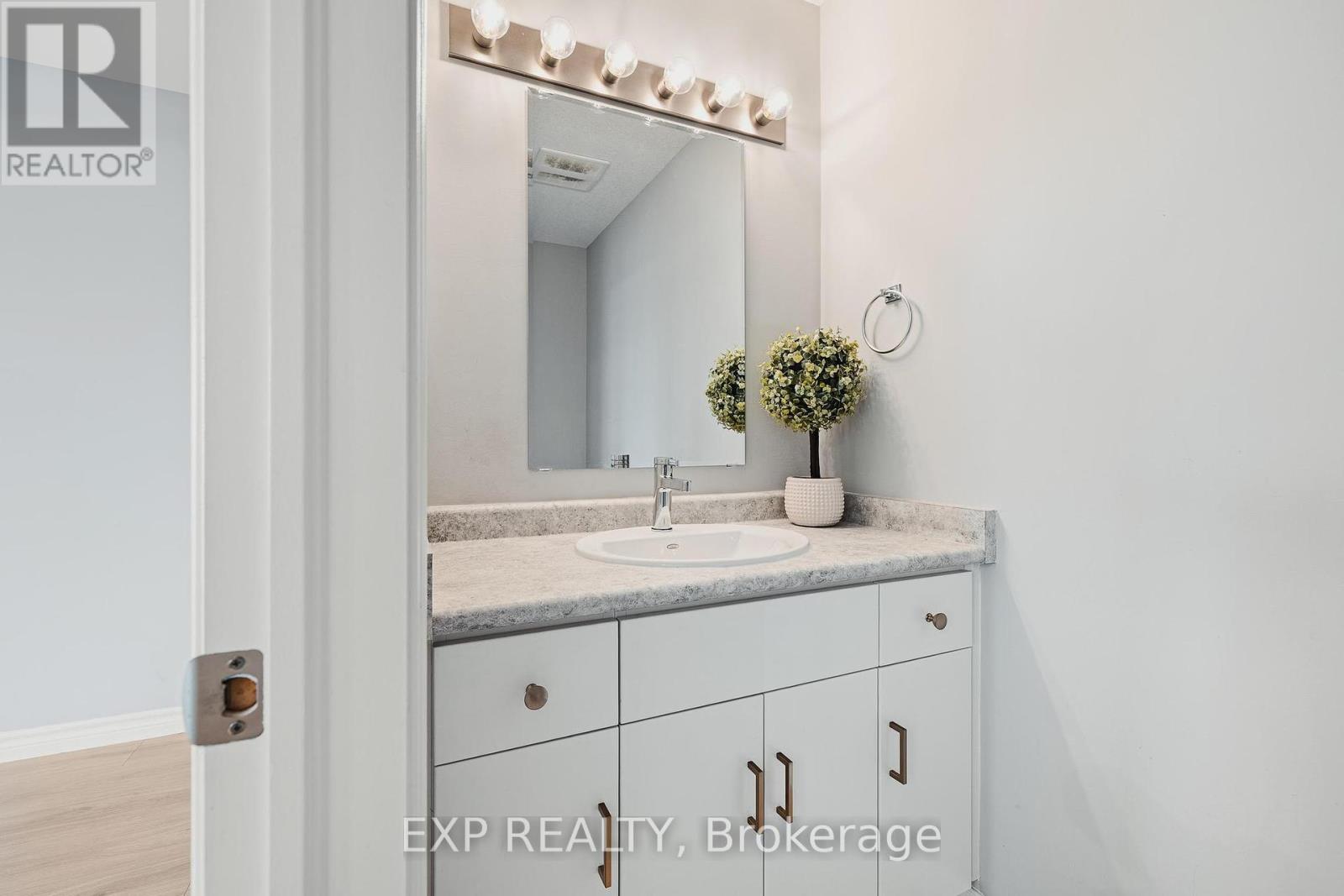 Photo 9 of 104 Lomond Lane W, Kitchener ON