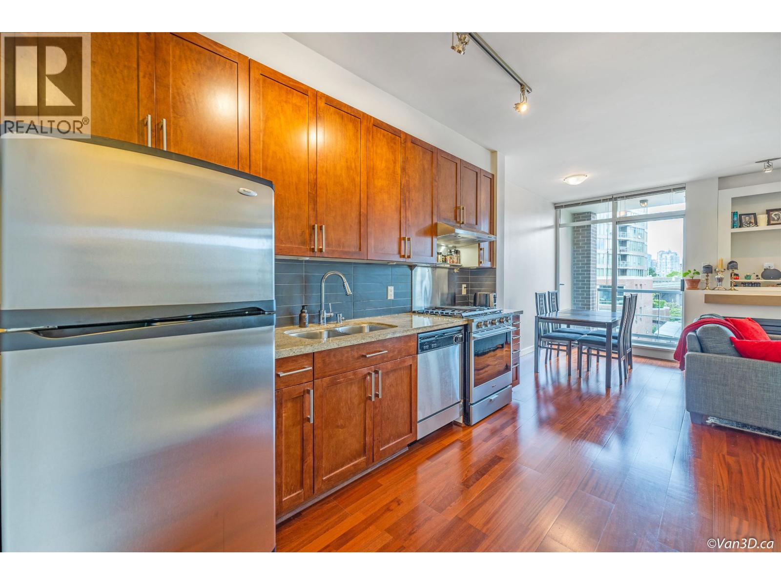 Photo 5 of 306 2055 Yukon Street, Vancouver BC