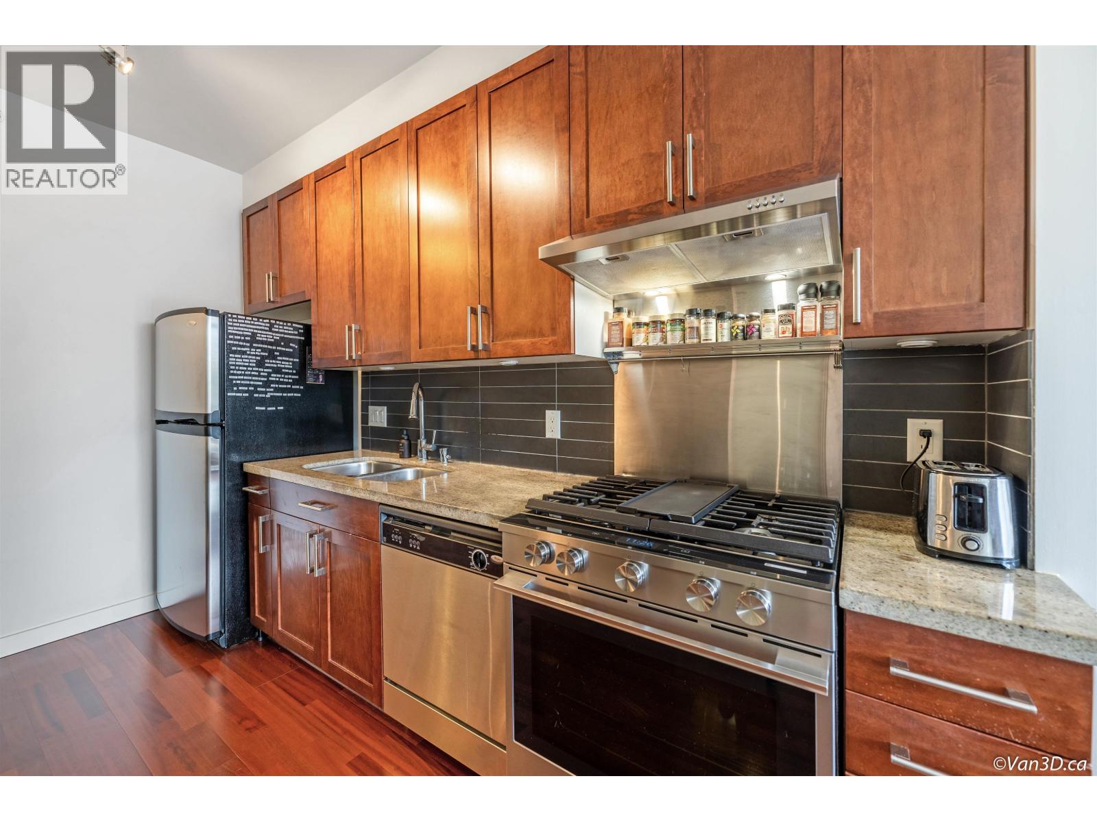 Photo 6 of 306 2055 Yukon Street, Vancouver BC