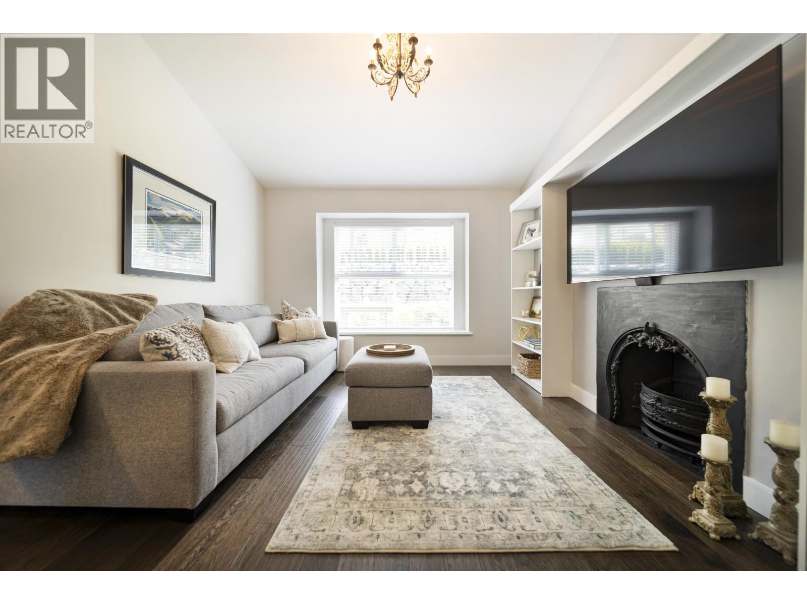 Photo 4 of 25518 Bosonworth Avenue, Maple Ridge BC