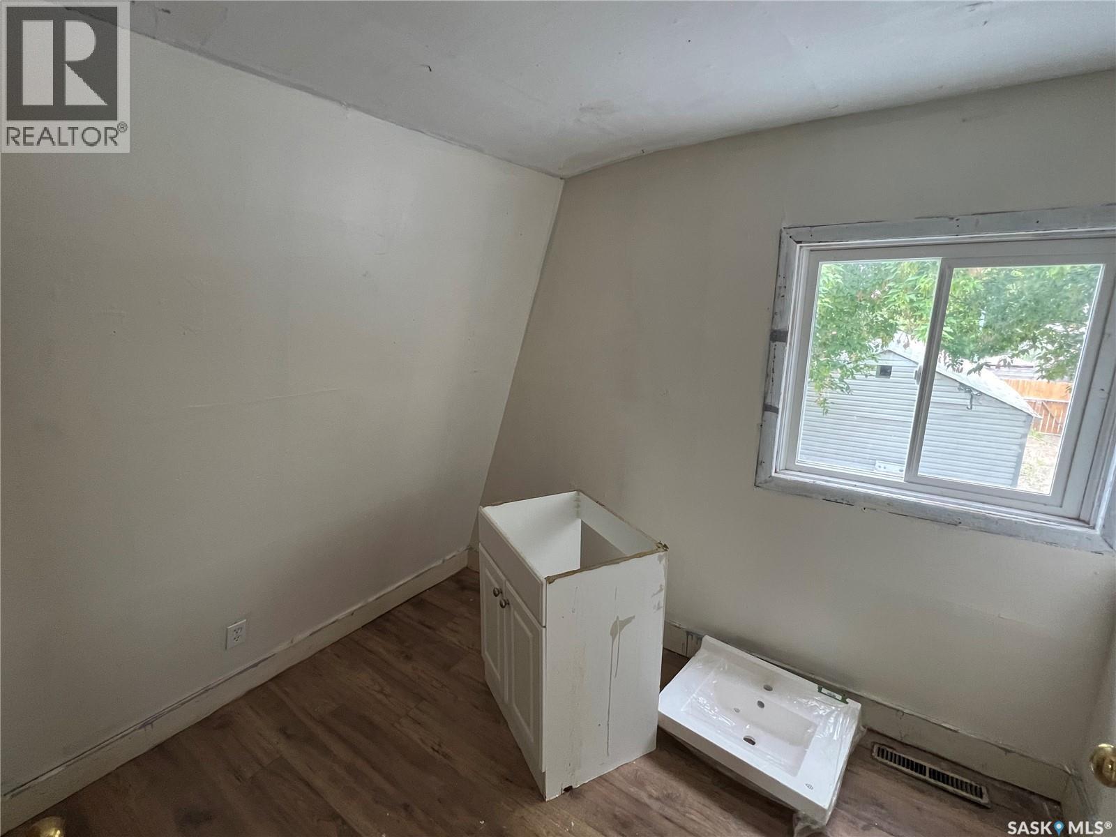 Photo 10 of 511 J Avenue S, Saskatoon SK