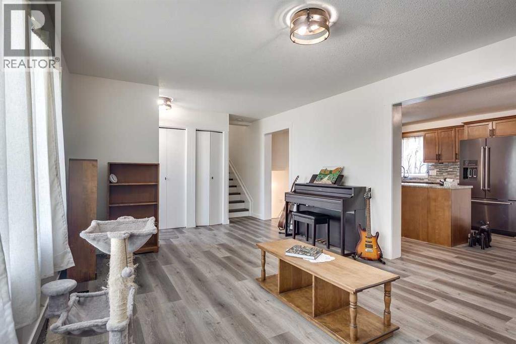 Photo 5 of 104 Oak Drive, Wetaskiwin AB