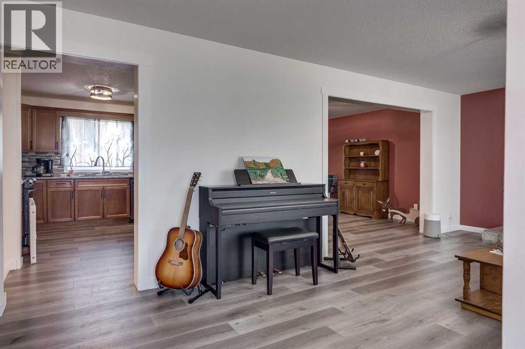 Photo 16 of 104 Oak Drive, Wetaskiwin AB