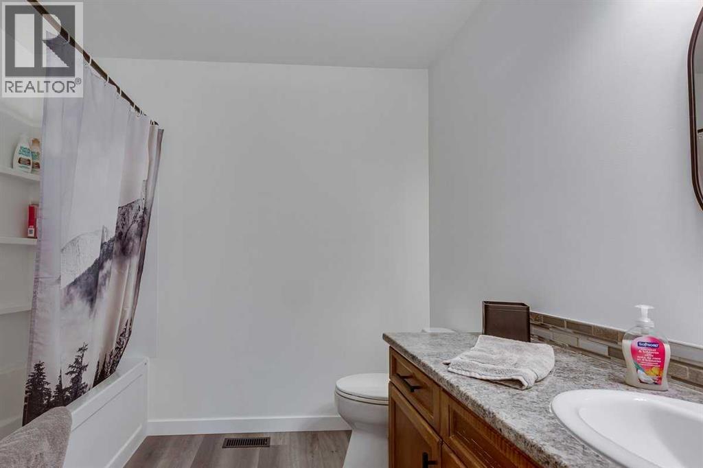 Photo 4 of 104 Oak Drive, Wetaskiwin AB
