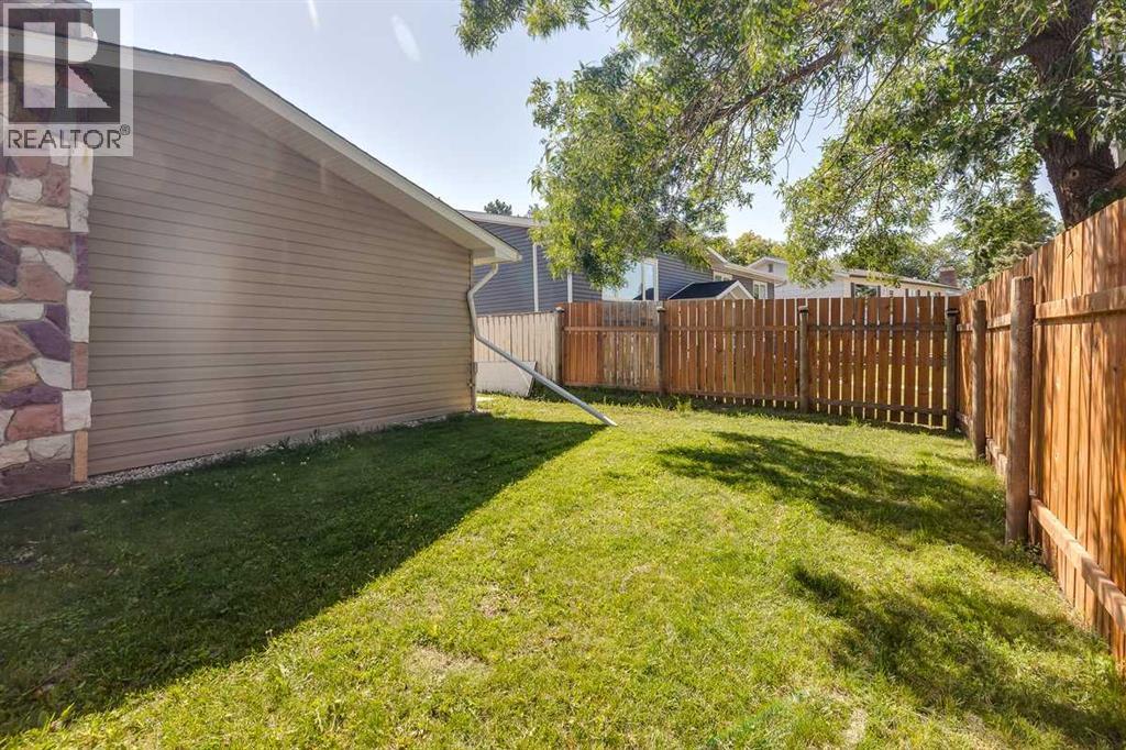 Photo 9 of 104 Oak Drive, Wetaskiwin AB