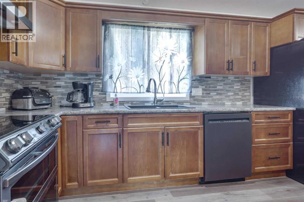 Photo 13 of 104 Oak Drive, Wetaskiwin AB