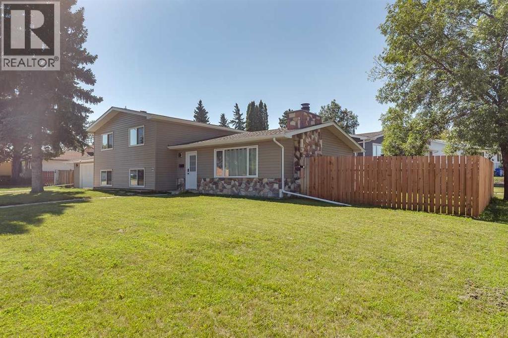 Photo 2 of 104 Oak Drive, Wetaskiwin AB