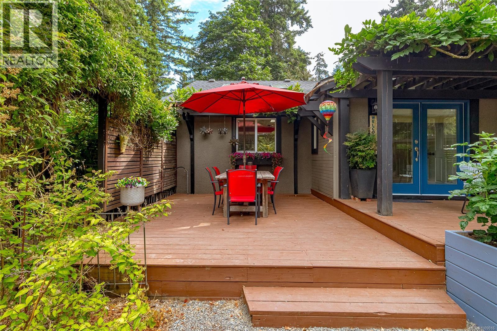 Photo 13 of 6368 Island Hwy W, Qualicum Beach BC