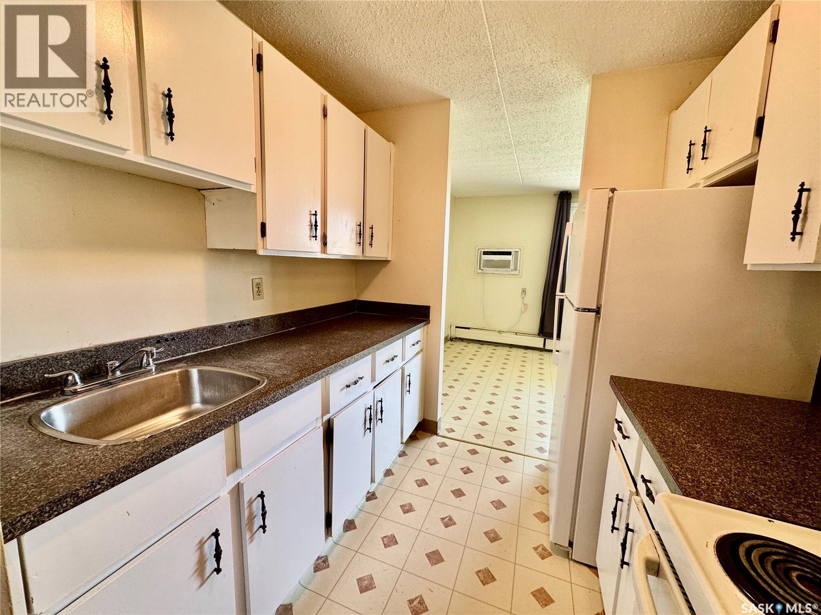 Photo 2 of 11 27 Centennial Street, Regina SK