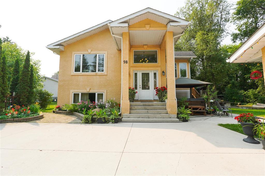 Photo 2 of 98 Maple Avenue, Mitchell MB