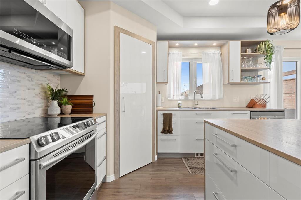 Photo 5 of 81 Parkhill Crescent, Steinbach MB