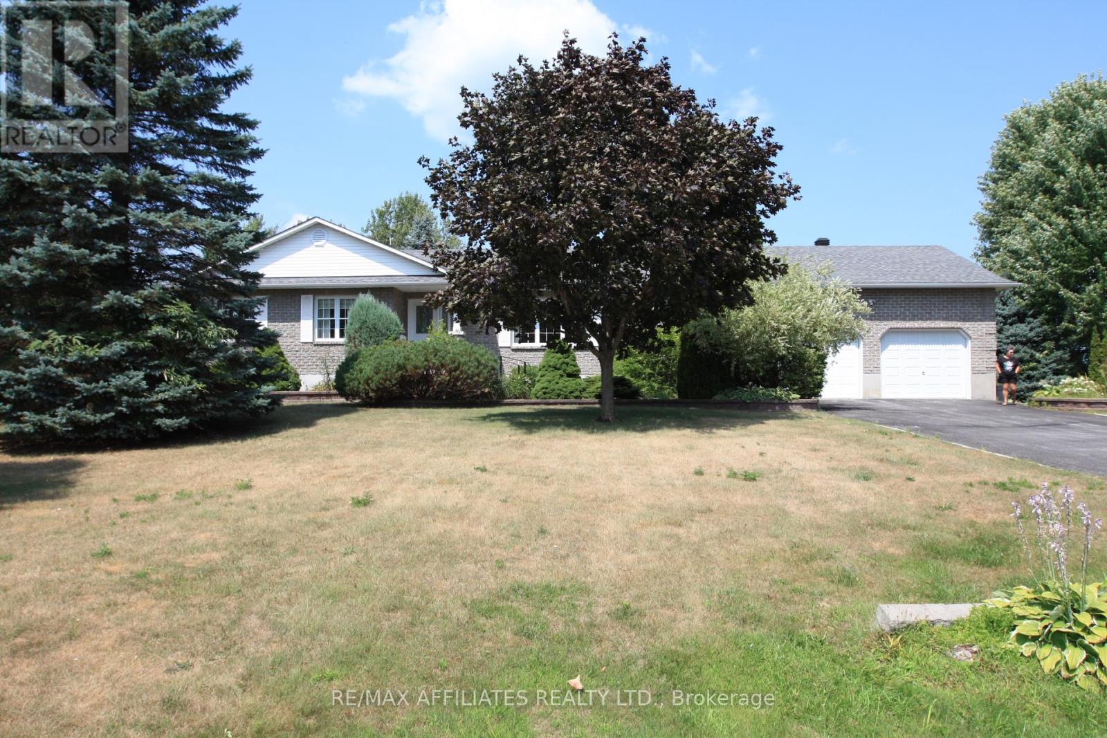 Photo 2 of 10 Tudor Circle, Rideau Lakes ON