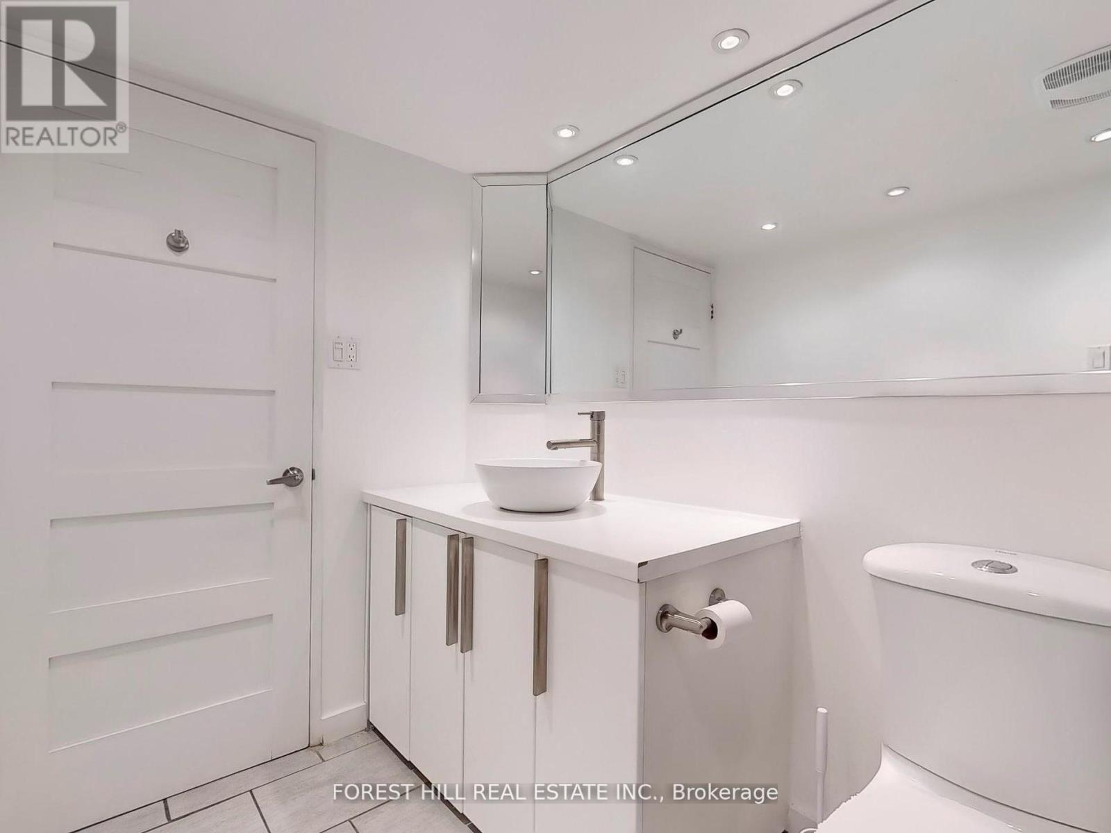 Photo 29 of 901 725 King Street W, Toronto ON
