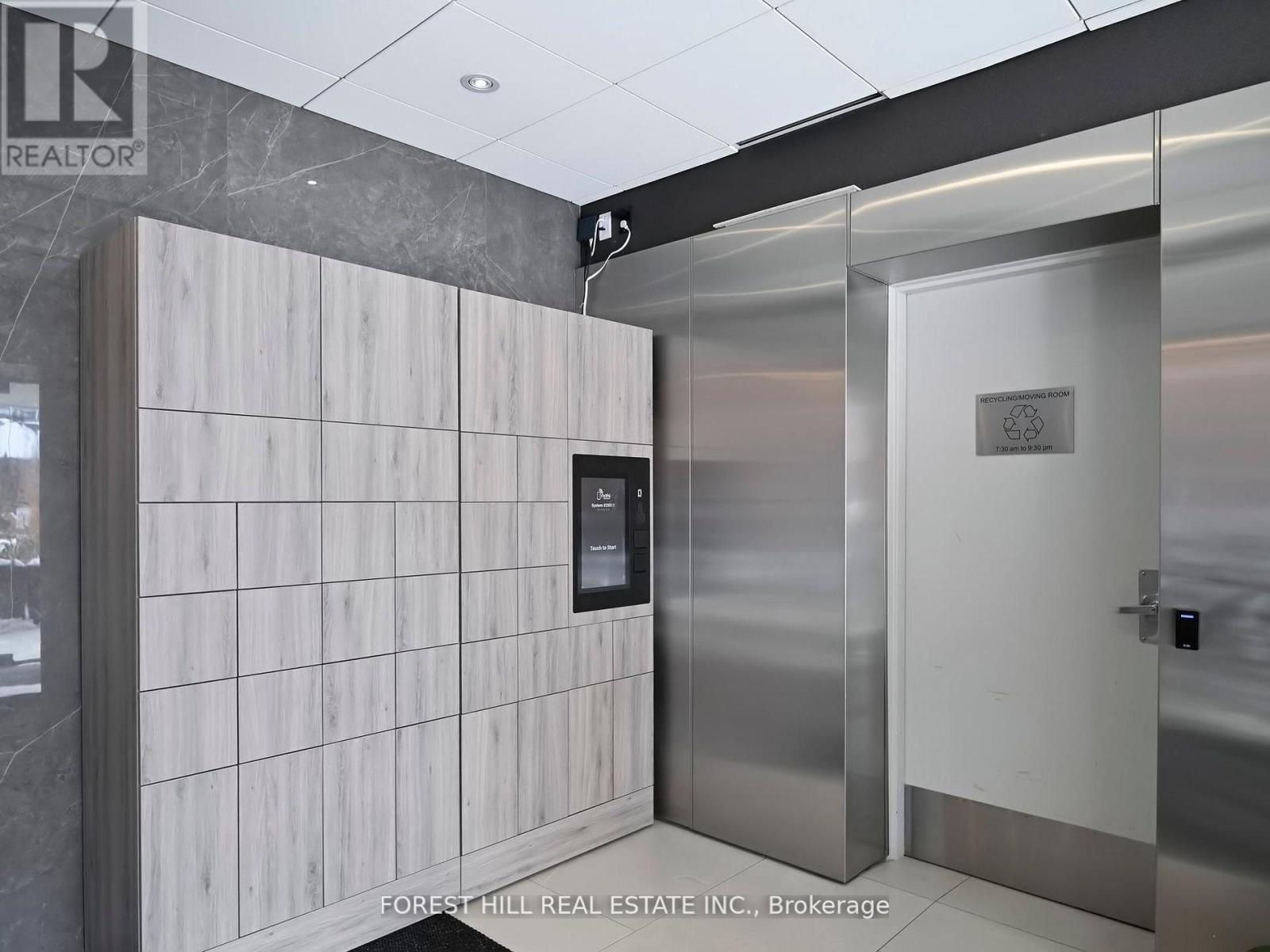Photo 4 of 901 725 King Street W, Toronto ON