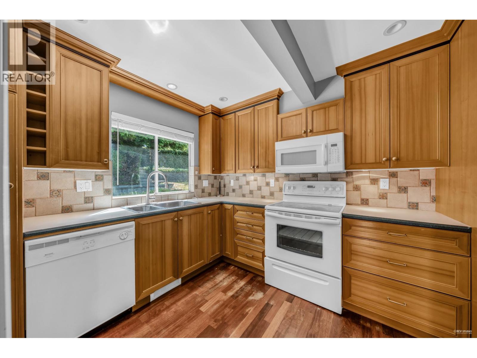 Photo 11 of 7238 Braeside Drive, Burnaby BC