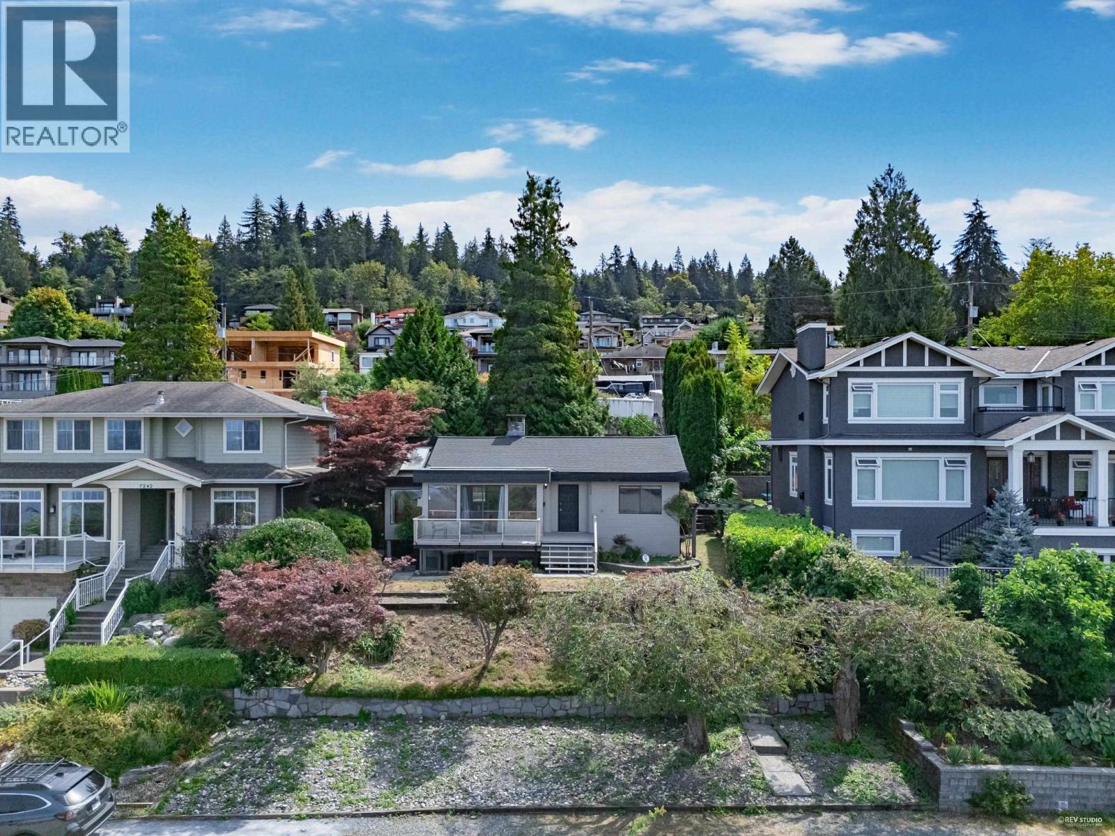 Photo 4 of 7238 Braeside Drive, Burnaby BC
