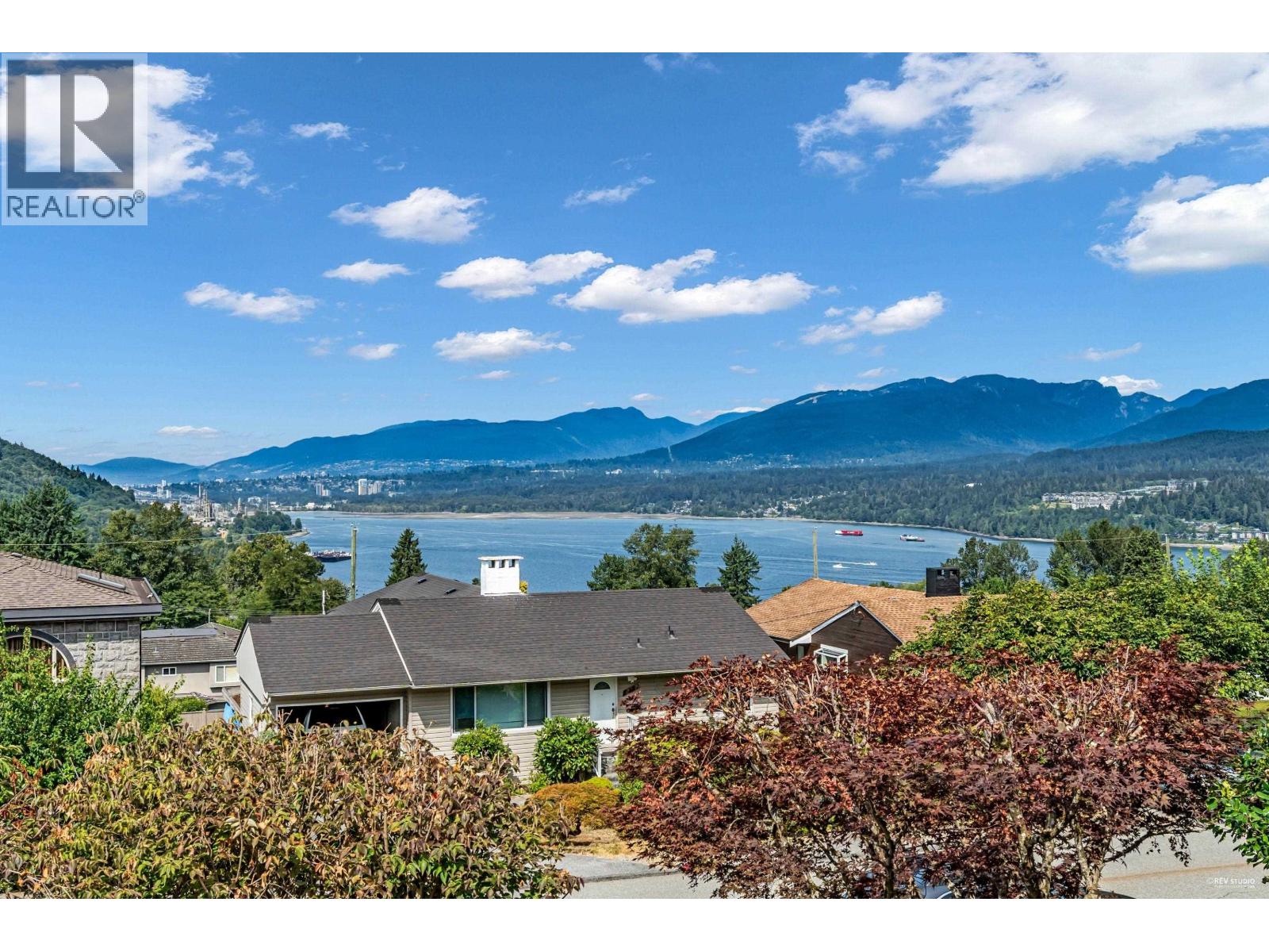 Photo 5 of 7238 Braeside Drive, Burnaby BC