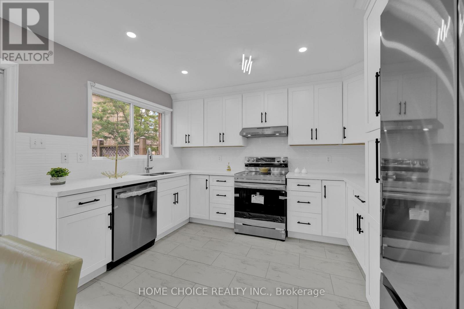 Photo 18 of 106 Brighton Road N, Barrie ON