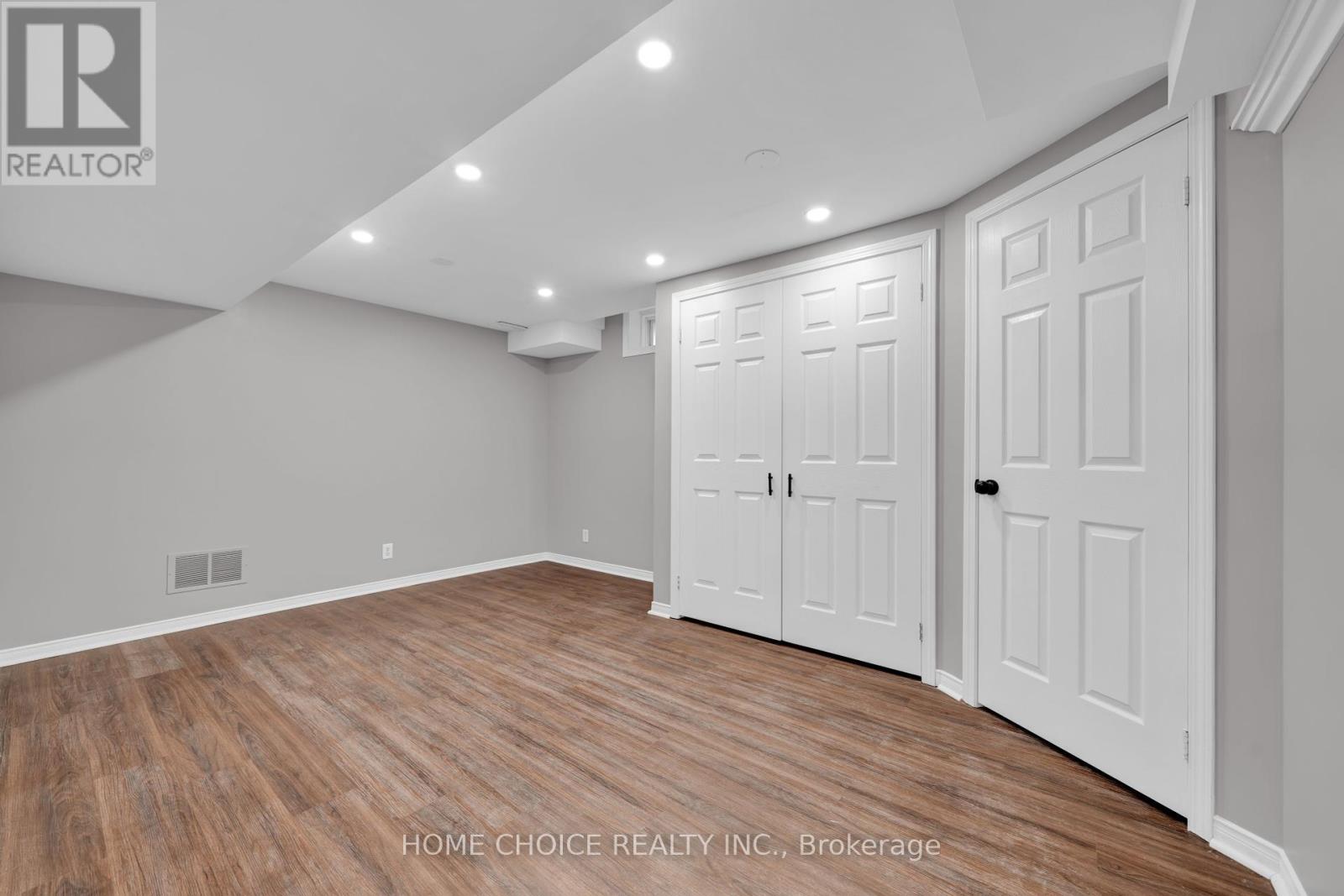 Photo 39 of 106 Brighton Road N, Barrie ON