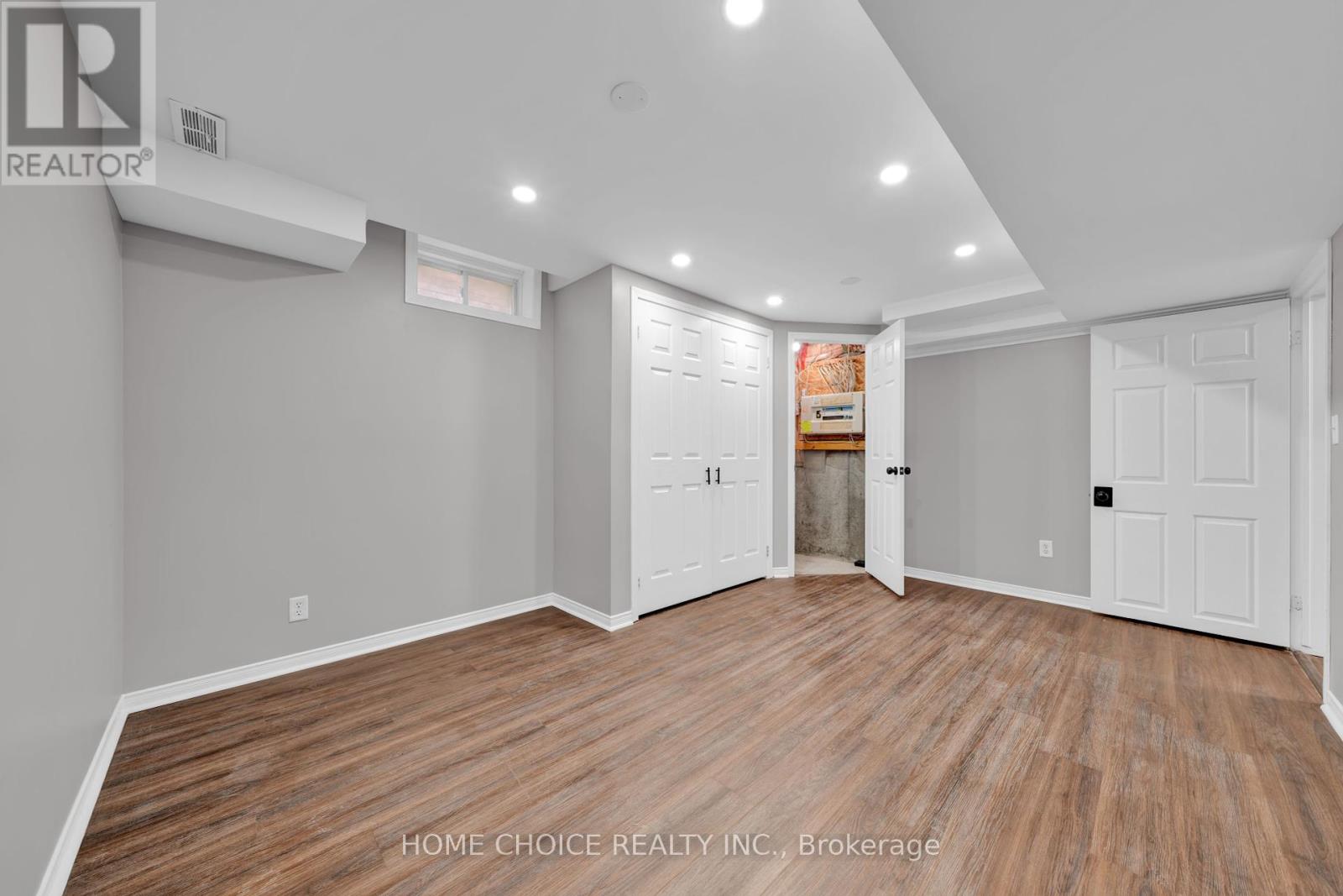 Photo 40 of 106 Brighton Road N, Barrie ON