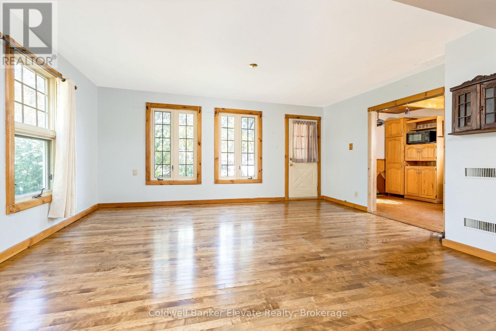 Photo 7 of 12 Churchill Crescent, Halton Hills ON