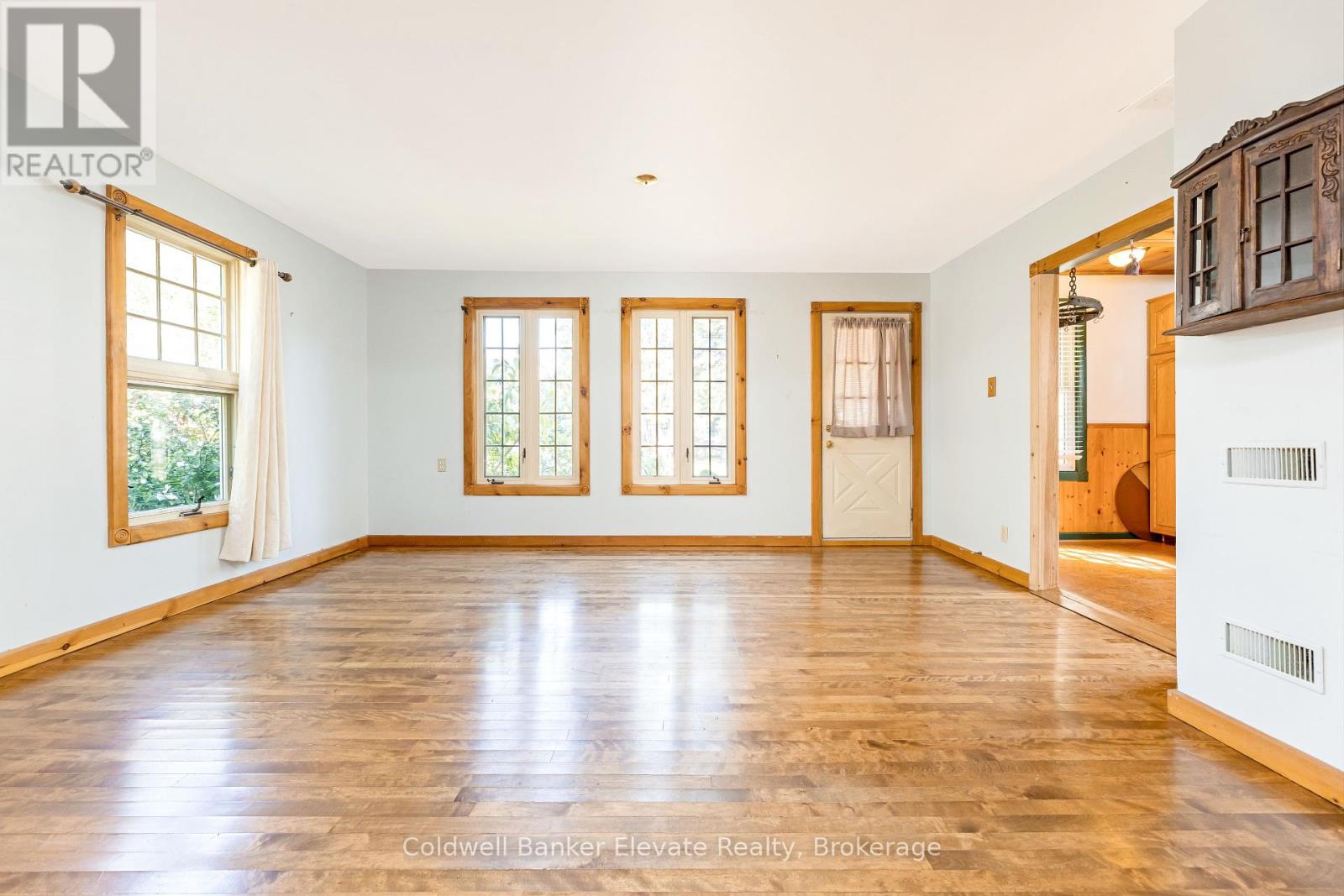 Photo 8 of 12 Churchill Crescent, Halton Hills ON