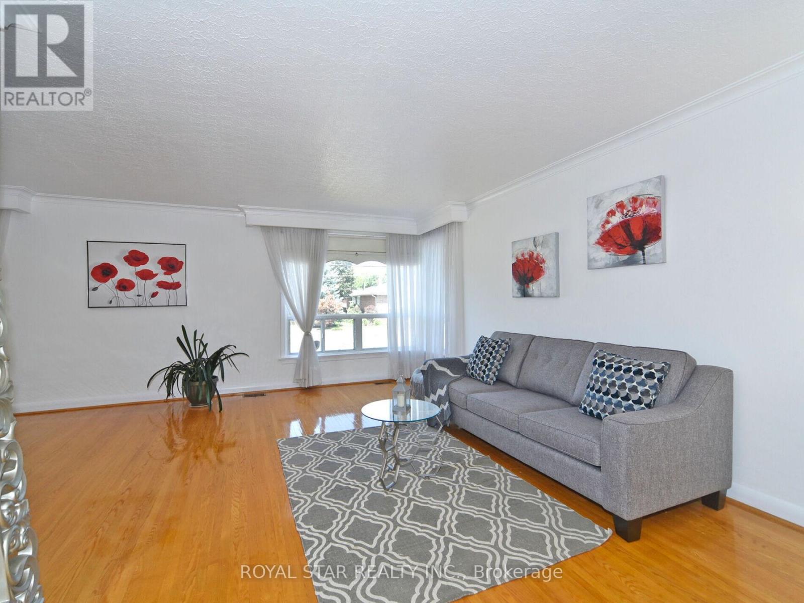 Photo 8 of 25 Diana Drive, Toronto ON