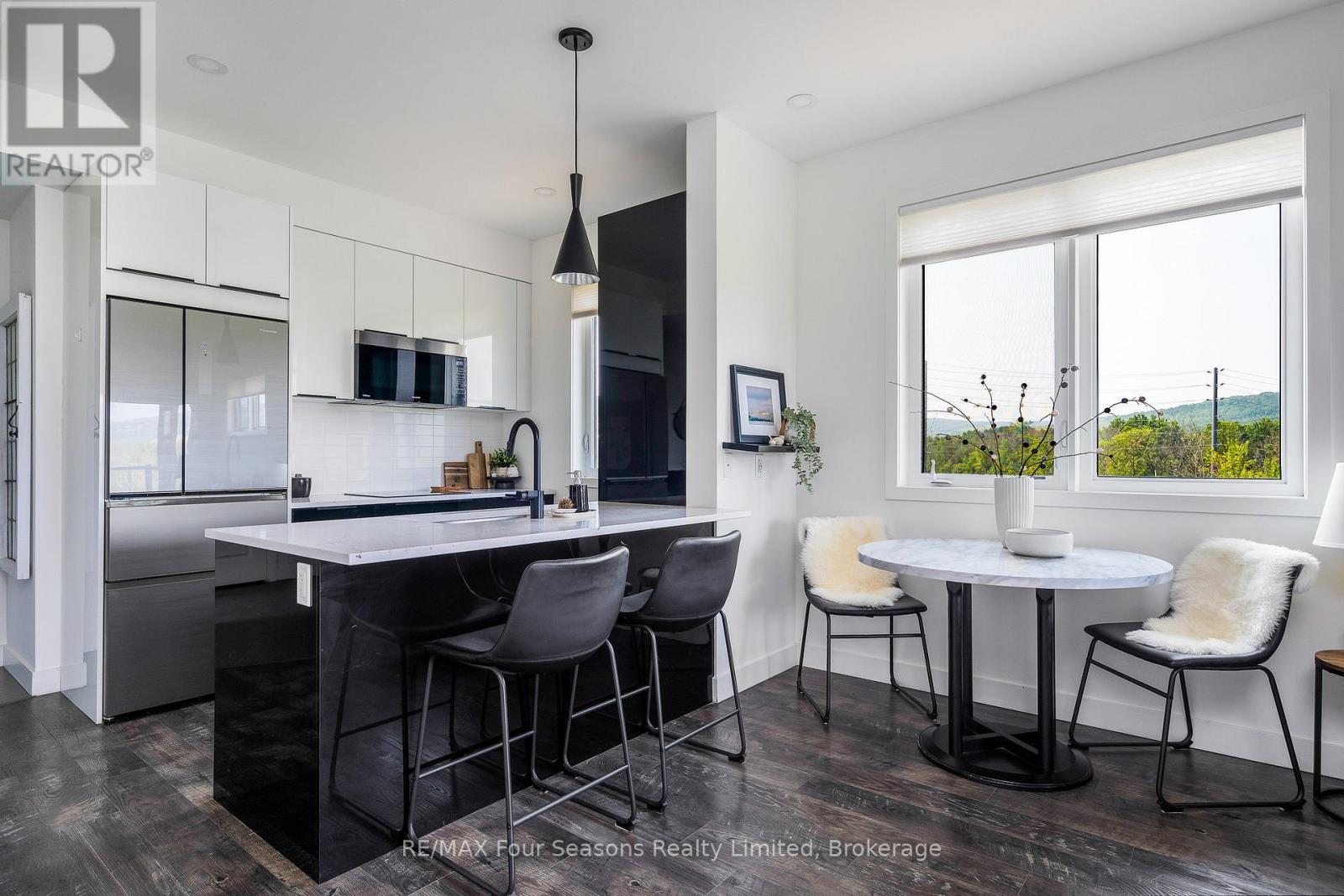 Photo 18 of 302 12 Beausoleil Lane, Blue Mountains ON