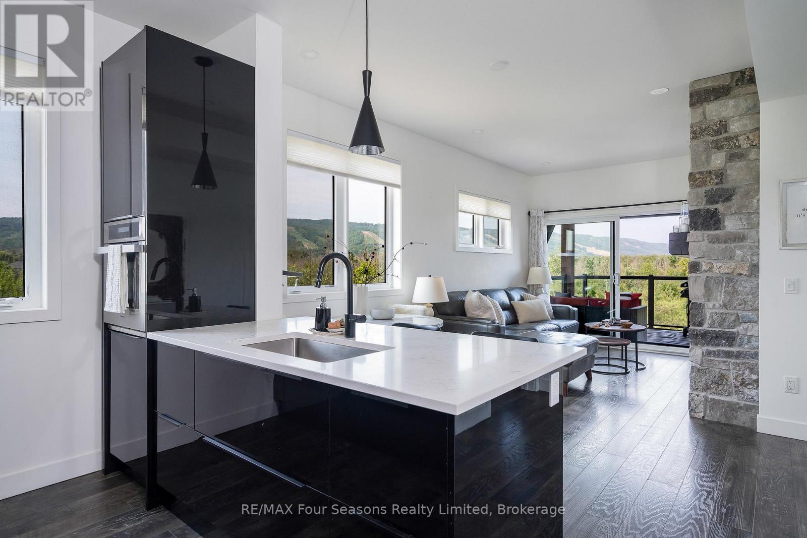 Photo 4 of 302 12 Beausoleil Lane, Blue Mountains ON